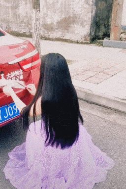  搞笑|搞笑GIF：妹子你贴这样的贴纸，你不怕出门就被撞呀