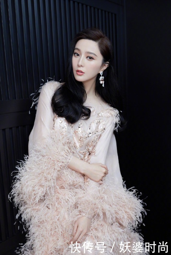 老态|昔日女神真败了?与网红第一女神合照老态明显,素颜出镜面色憔悴