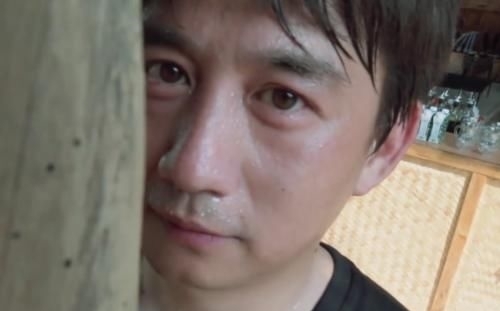  黄老师|黄磊《向往》“晨练”素颜出镜，突然抬头的瞬间，意外“怼脸拍”把人看懵了