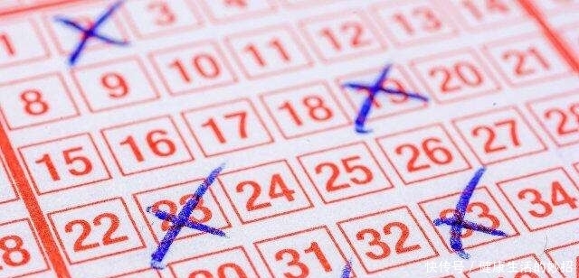 分享|泰国女子中奖9000万 生日当天用滑翔伞撒30万 与邻里乡亲分享幸福