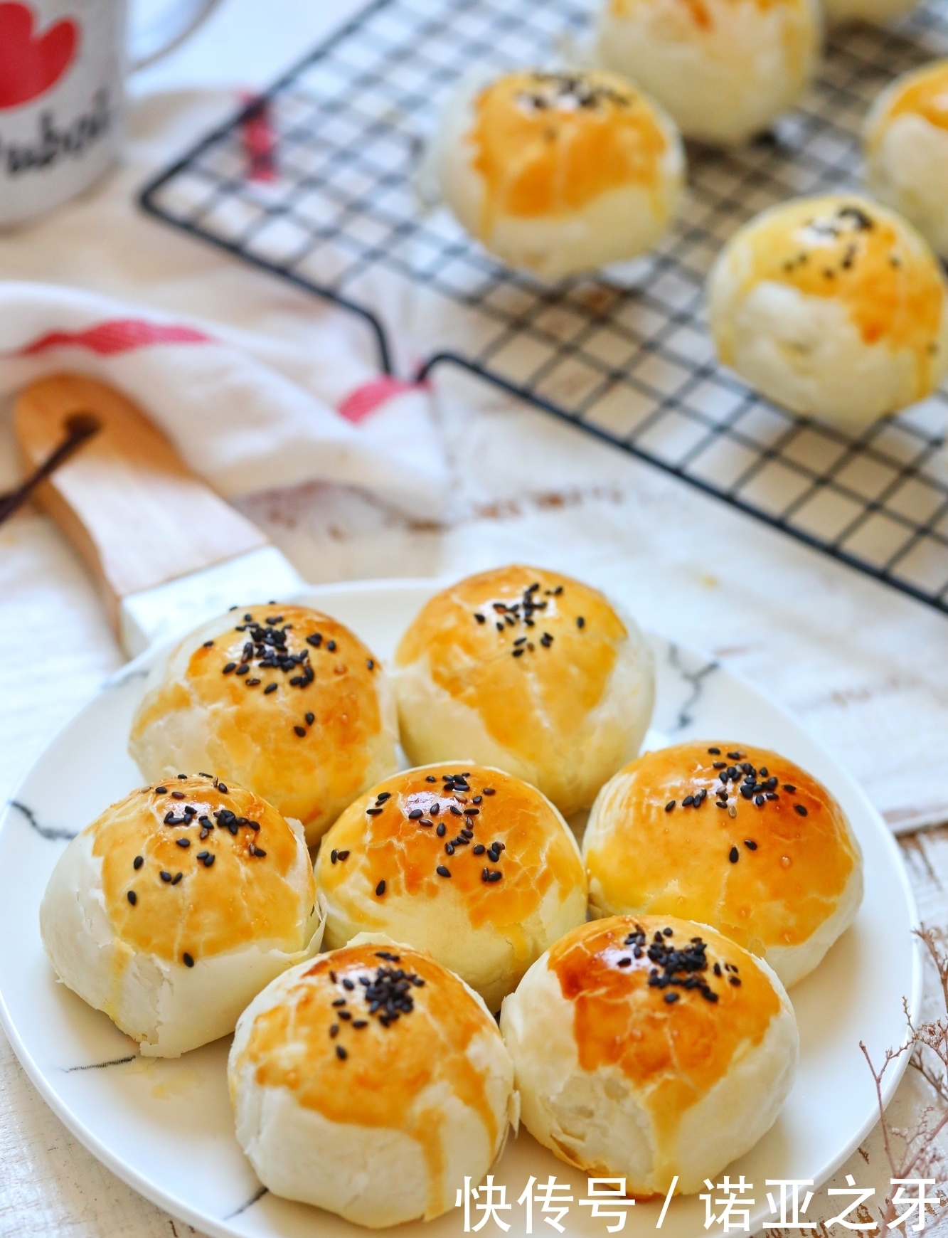 层次分明|中秋将至，它比月饼还好吃，烘焙店都卖疯了，层次分明一碰就掉渣