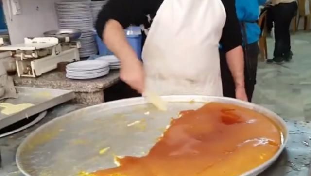 三份|大叔路边卖“黑暗料理”,路人一脸嫌弃,识货的人三份都不够吃