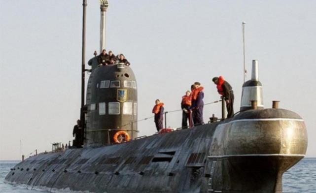 军舰|2500吨潜艇被200艘美军舰包围,舰长升起国旗上浮,回国后直接坐牢