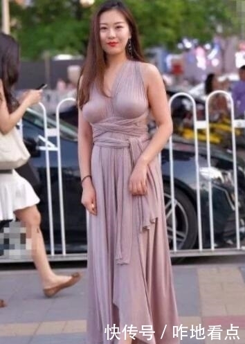 甜蜜|美女街拍:秀气靓丽的紧身打底裤美女,富有朝气甜蜜动人