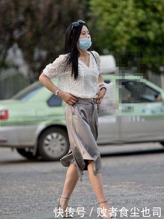 气质|美女穿搭:白色长裙的少女,皮肤白皙身材高挑,气质清新优雅大方