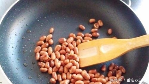 花生米|炒花生米时,先倒油还是先倒花生?老农祖传方法,花生酥脆不走潮!
