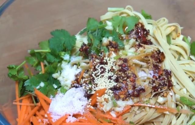 下酒|菠菜不做汤,简单方便,这样吃下酒比肉还香