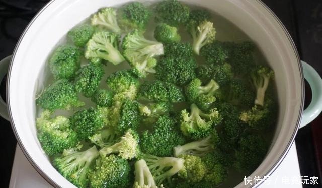 面粉|洗西兰花时,用盐水洗等于吃农药,菜农教你一招,农药残留无影踪