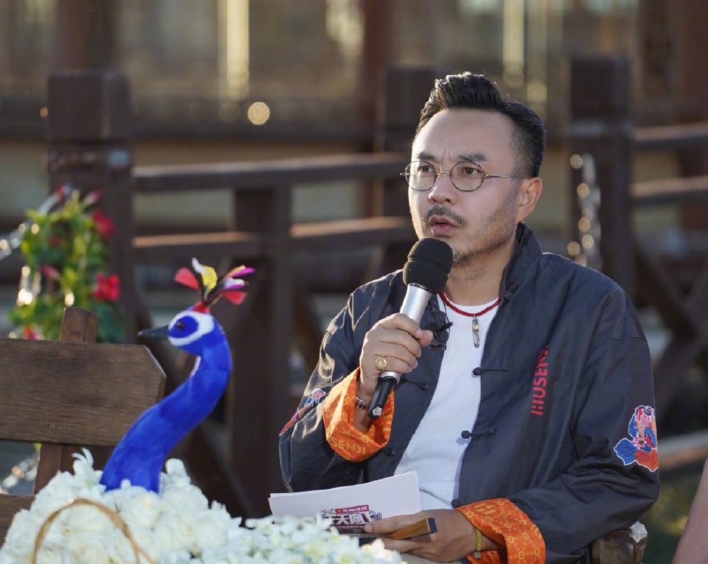  累坏|天天向上王一博被强行搭顺风车，悠哉撩发负责帅，却累坏大张伟