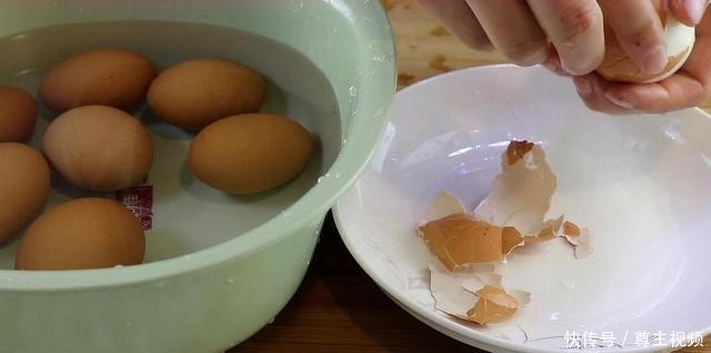 五香熏鸡蛋|鸡蛋别再清水煮了,教你1个秘制做法,一次8个不够吃,太香了