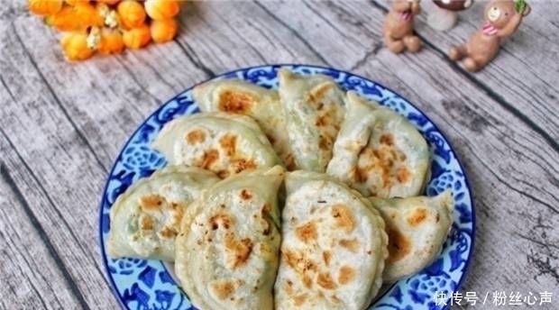 受欢迎|教你如何在家里做韭菜盒子,一把韭菜和两个鸡蛋,这在老人和孩子中很受欢迎