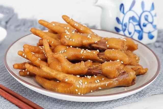  切成|这样做鸡爪真的太好吃了，越吃越上头！你们一定要试试看！