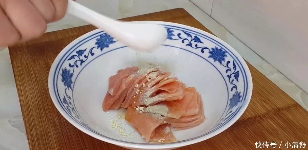 比水|1颗白菜,1块猪肉,教你简单一做,比水煮肉片都好吃,越吃越过瘾