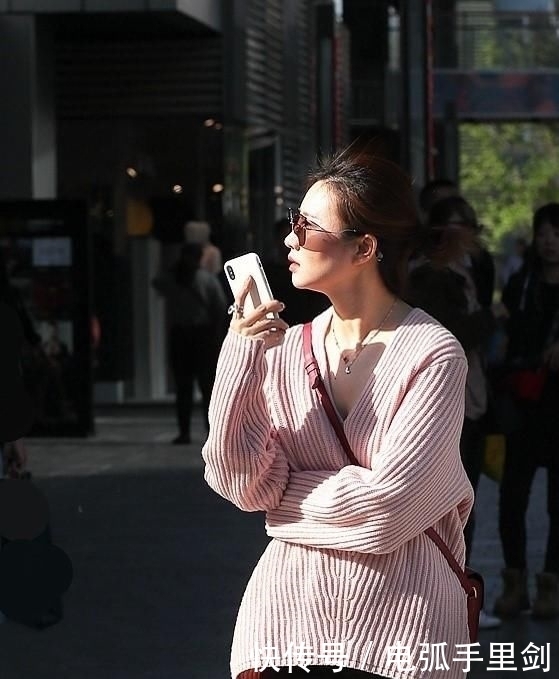  都值|街拍美女：等一个人好累，为了你一切都值！