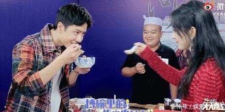  太宠|《有翡》初上节目，赵丽颖私下带一博吃美食，同喝一碗汤表情太宠