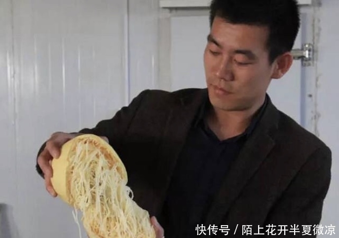 完长|男子买瓜回家,切开一看没有瓜肉也没有水,看完长知识了