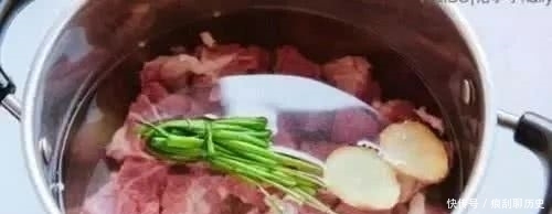 脏东西|无论什么肉,越焯水越脏?43年老厨子:多这一步,脏东西自己出来