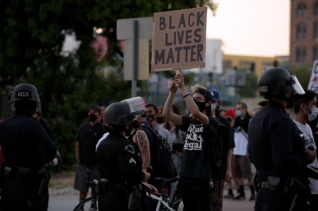 紧急|白宫紧急封锁,CNN总部被砸!中国驻美使馆发出提醒!