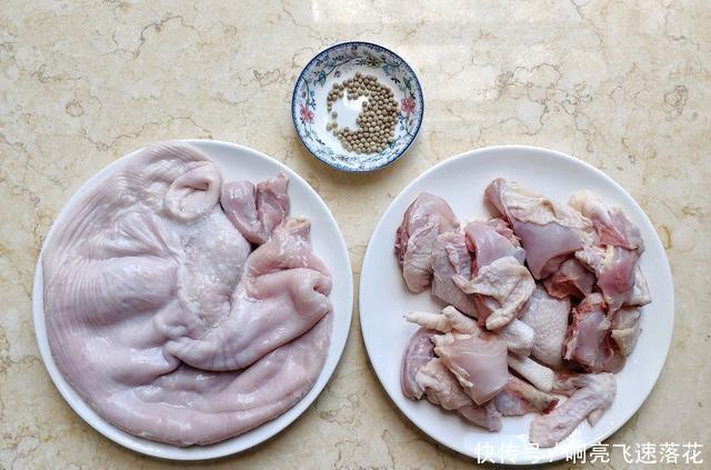 养胃|秋季,应该喝上一碗暖身养胃的猪肚鸡汤,汤浓味鲜营养价值高