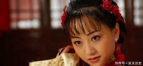 简单|这个女孩不简单，13岁嫁人，14岁生孩子，儿子和老公都是国家领导