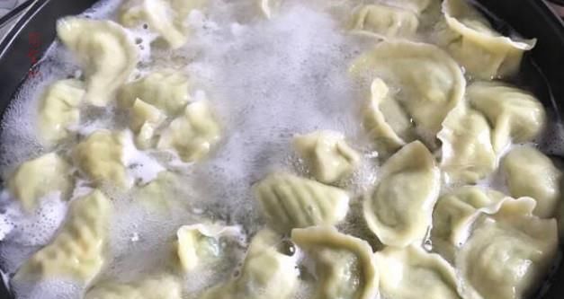 好吃|包芹菜饺子,有人焯水,有人直接包大厨都不对,教你正确做法