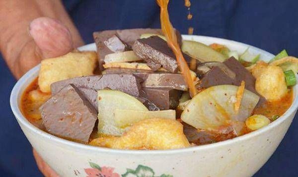 顾客|爷爷街边卖8元管吃饱,顾客这良心价格,给多2块也没事