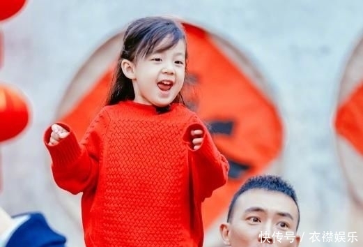 公园|《爸哪儿》小泡芙长大了!7岁拥有大长腿,公园练单杠秒变女汉子