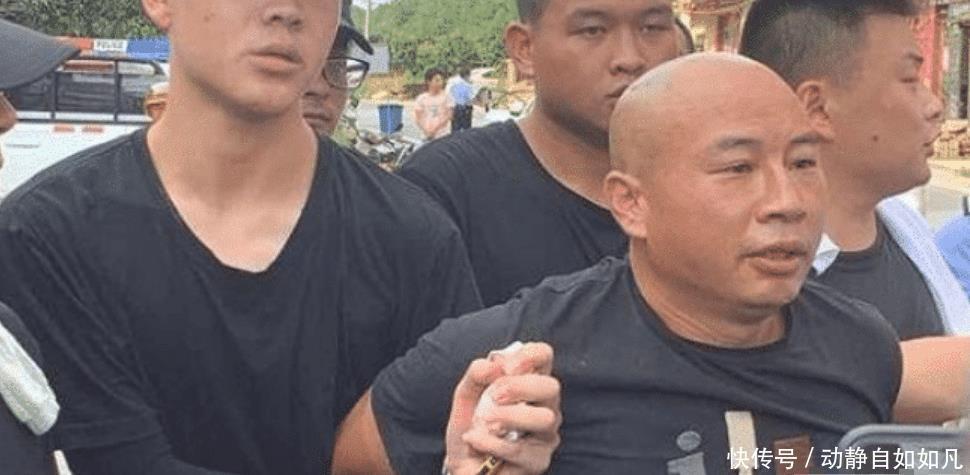 抓捕|警方抓捕曾春亮的时候，为什么要扒掉他的裤子？