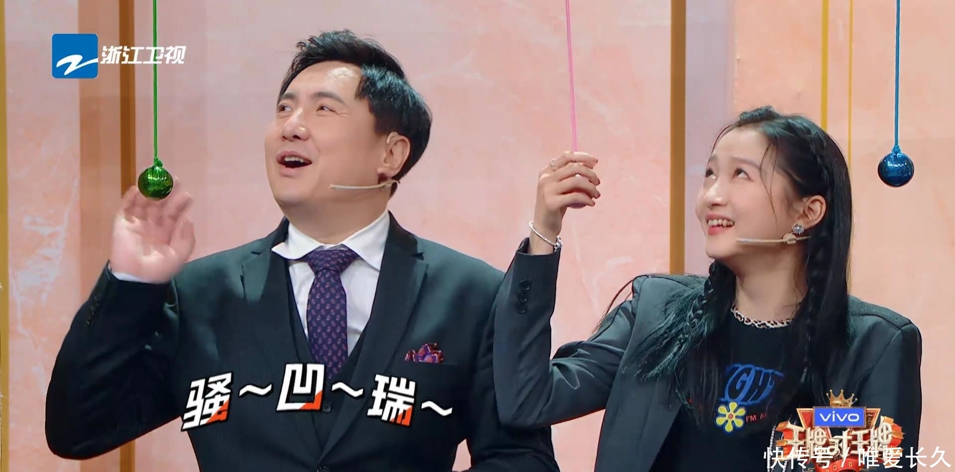 华晨|关晓彤节目现场脱鞋,当她和173华晨宇同框时,看到差距不敢相信