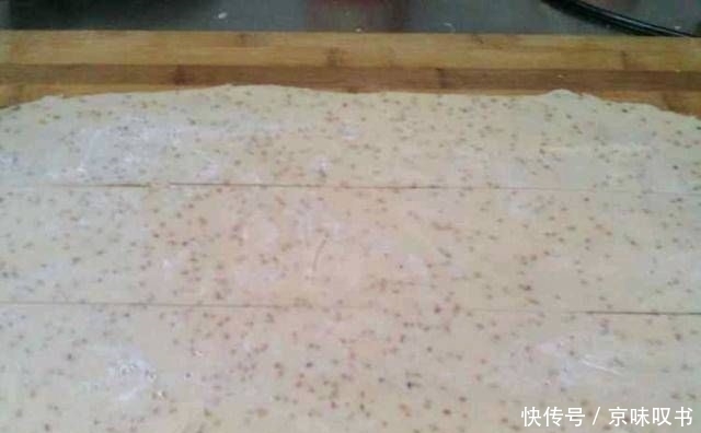  芝麻|一碗面粉，一把芝麻，教你做美味的油炸筷子，咸脆香！