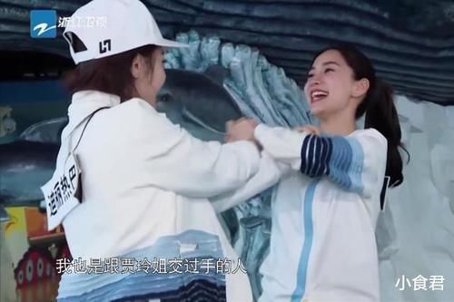  扯破|Baby撕名牌衣服被扯破，郑恺瞬间看呆，4个字说出广大网友的心声