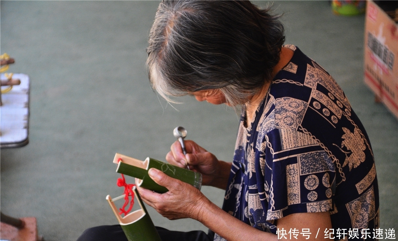 卖钱|7旬大妈做手工卖钱,中午啃个桃子当午饭,游客搞完价却少给5块钱