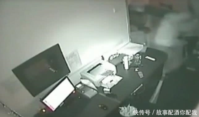 发觉|女子深夜值班，发觉不对劲想要去把门锁死，接下来的一幕让人傻眼