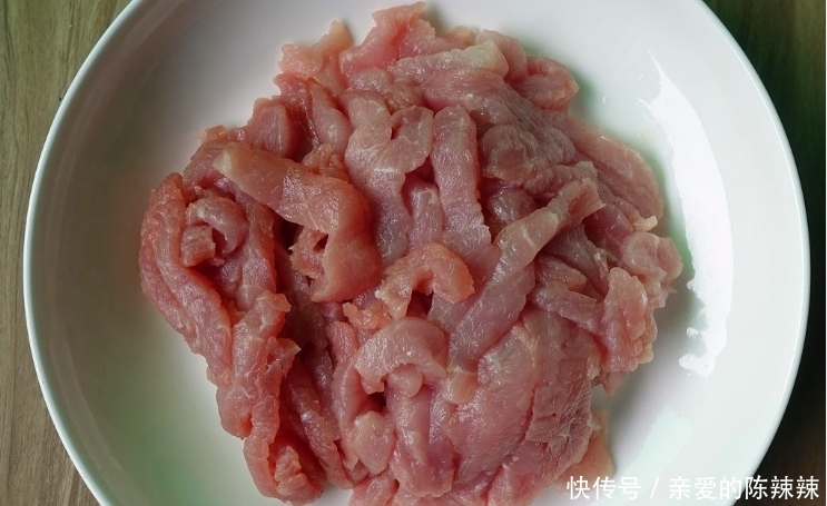 切成细丝|越吃越上瘾的凉拌菜,酸辣爽口闻着香,十分钟就上桌,家人抢着吃