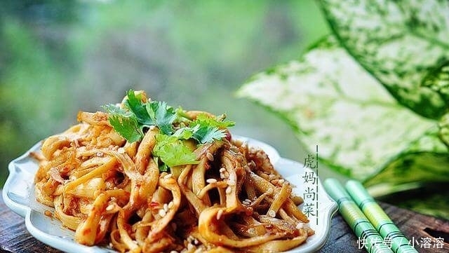  吃法|杏鲍菇新吃法，一顿炒8个，比烤肉还香，夏天开胃不油腻