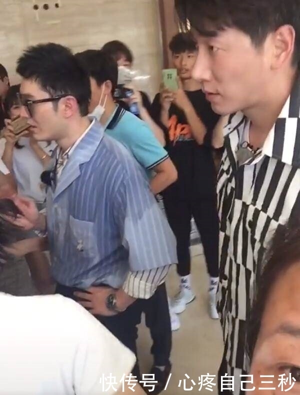 累到|黄晓明高温下帮赵丽颖提行李,累到浑身是汗大喘气,仍抢着干活!