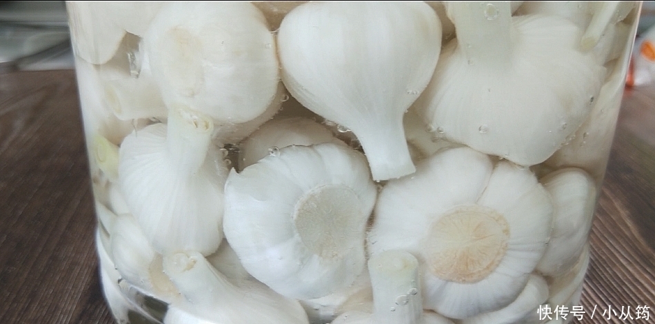  水晶|5斤大蒜1瓶雪碧，教你秘制“水晶蒜”做法，美味可口，越吃越上瘾