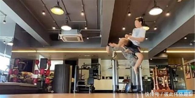 甄子丹|甄子丹贴身教关之琳健身,举止亲密不避嫌,甄子丹豪宅太抢镜