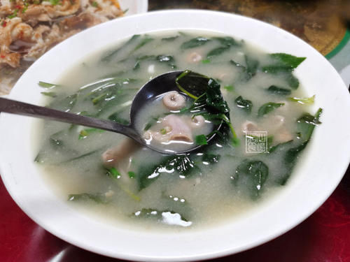  上桌|一家人下馆子，5菜1汤花了300元，第三道菜一上桌就发现菜点多了