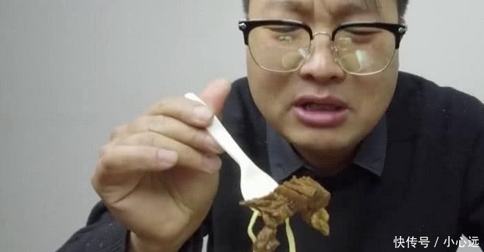 见识|见识下19块钱一桶的泡面 “超大”牛肉块, 最后男子把碗都舔干净了