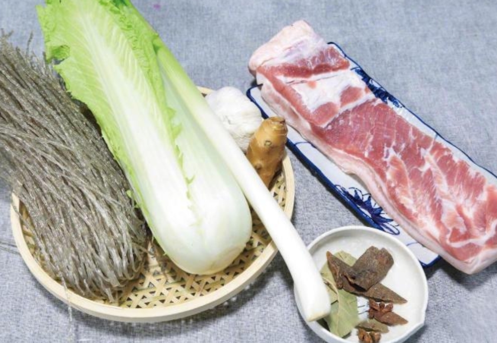 粉条|猪肉炖粉条时,直接加水炖就错了,提前加一步,猪肉粉条更入味