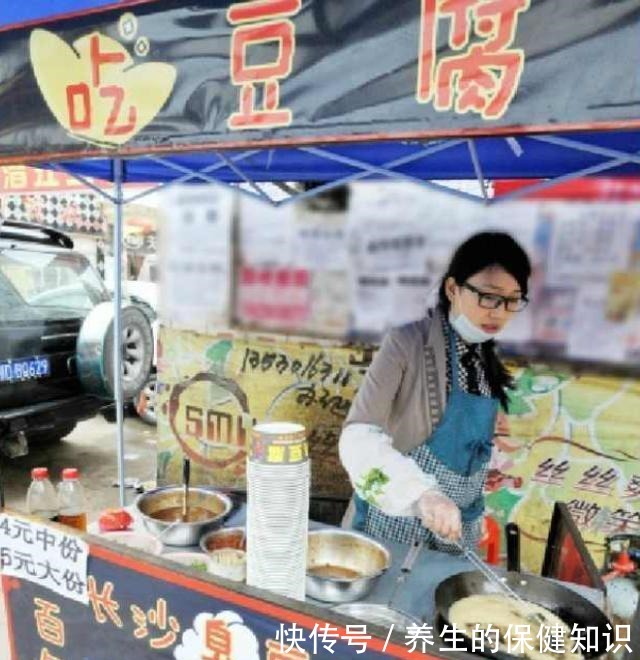 顾客|90后女孩街边卖“黑色美食”，4元一份，顾客会提特殊要求