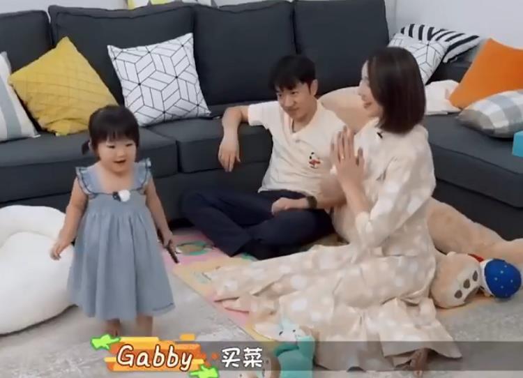 幽默|王祖蓝女儿太可爱了,说买菜口音跑调,这是要继承了爸爸的幽默?