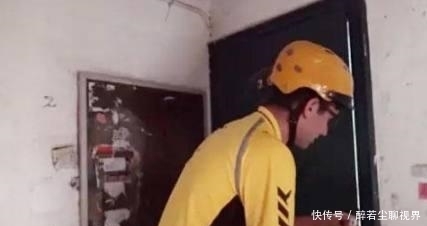 回到|男子让外卖小哥带瓶水，小哥忘带被给差评，下班回到家男子傻了眼