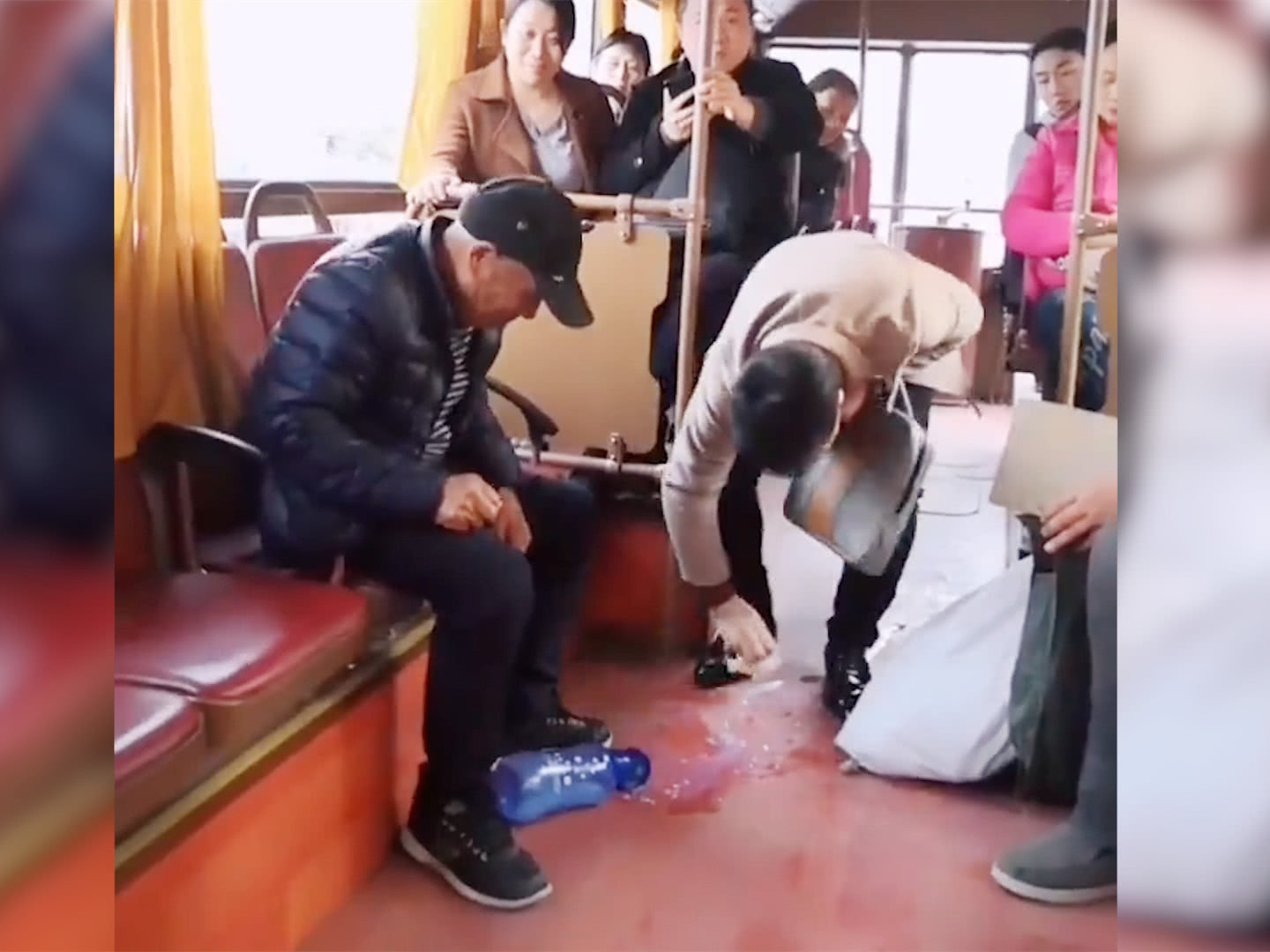 帅哥|大爷坐公交时豆浆洒在帅哥鞋上，帅哥随后的行为，全车人疯狂点赞
