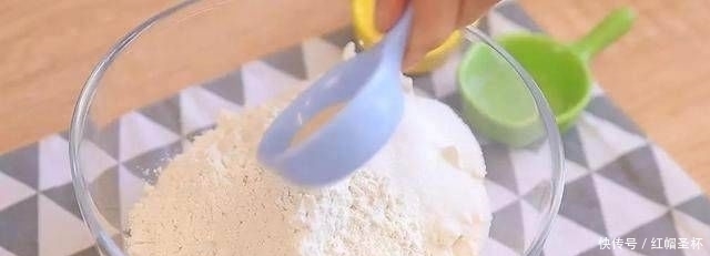 比买|不需要一滴油,只需要电饭锅。手工做的沙琪玛比买的沙琪玛好吃得多