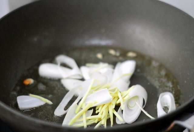 技巧|白菜炖粉条,掌握1招小技巧,粉条不粘不成坨,根根分明更爽滑