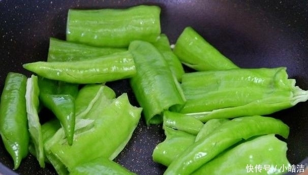 提鲜|虎皮青椒怎么做?料汁是关键,放2个蘑菇,好看又提鲜