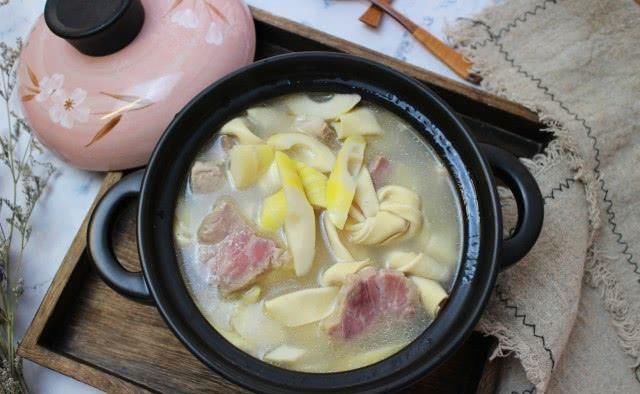  春天|春天，浙江人最爱喝的一碗汤，4种食材煮一锅，汤浓味鲜，吃不够