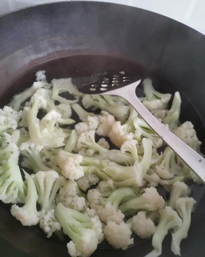 清炒菜花|清炒花菜怎么做好吃？多做一步，花菜清香爽口！